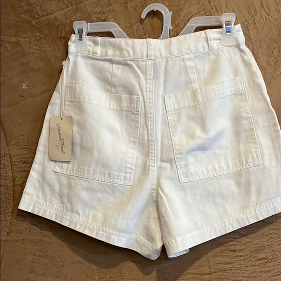White Women's Shorts size 2 NWT - Picture 3 of 4